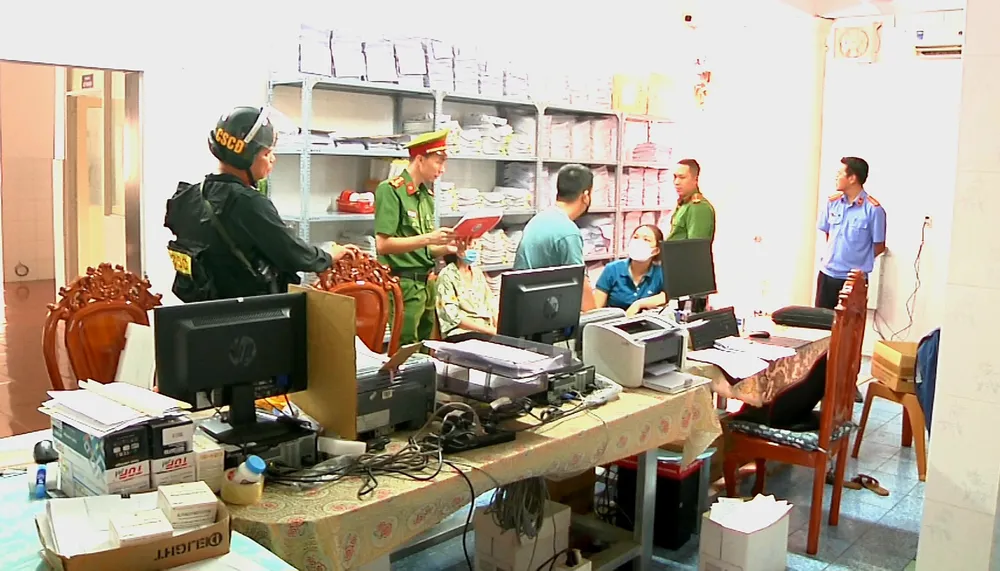 Lực lượng chức năng khám xét một phòng khám đa khoa tại TP Biên Hòa Lực lượng chức năng khám xét một phòng khám đa khoa tại TP Biên Hòa