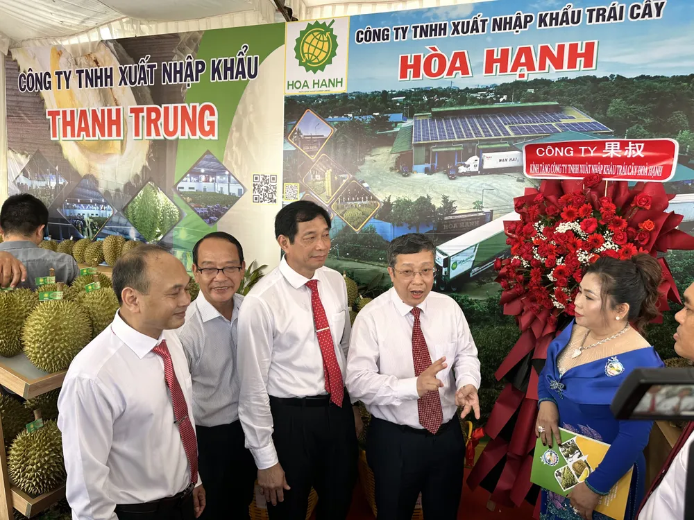 Các đại biểu tham quan gian hàng trái cây tại Lễ hội trái cây Long Khánh