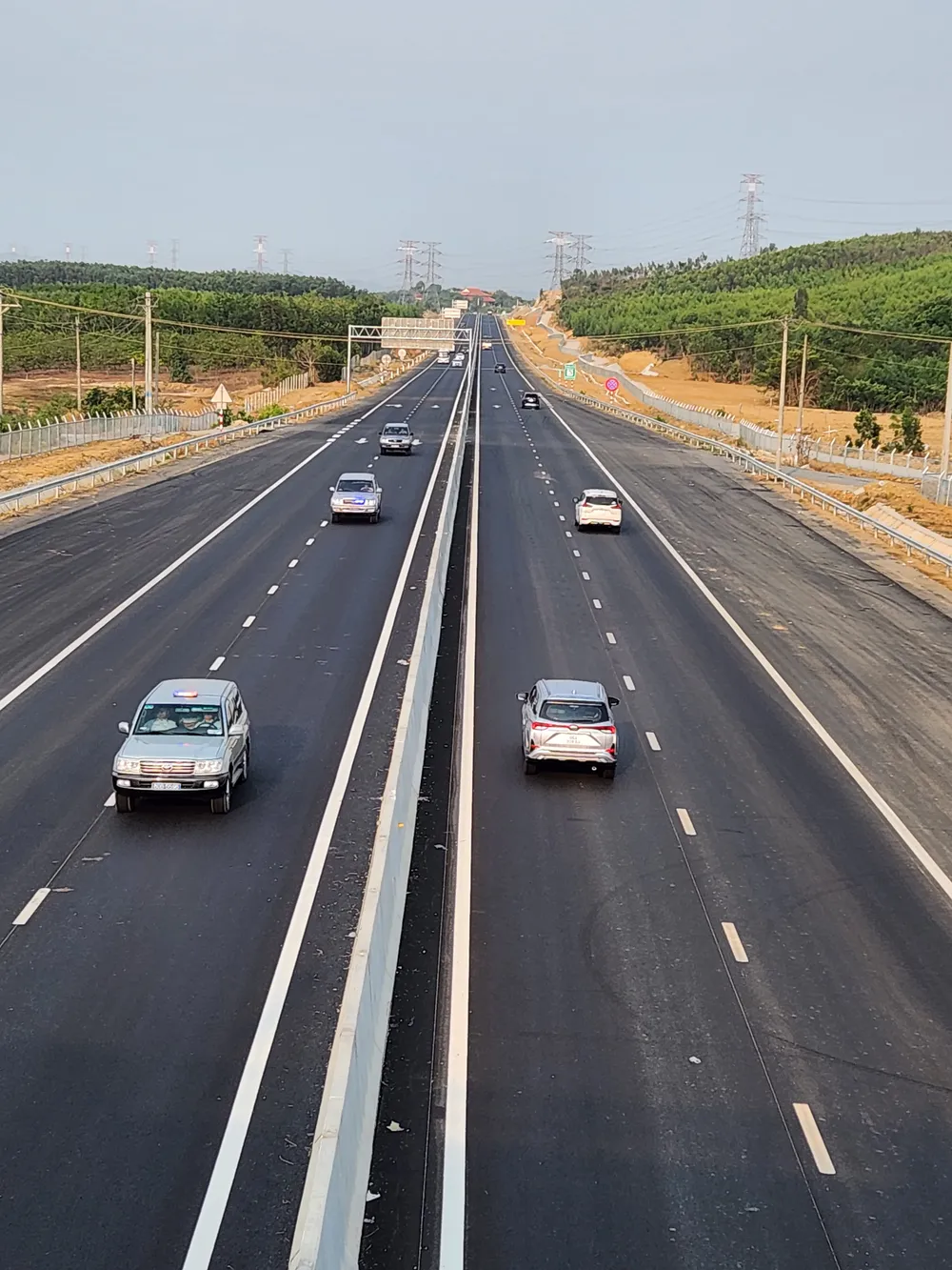 Cao tốc Phan Thiết - Dầu Giây (đoạn qua tỉnh Bình Thuận) thông xe chính thức từ ngày 29-4-2023 đã thu hút đông xe lưu thông Cao tốc Phan Thiết - Dầu Giây (đoạn qua tỉnh Bình Thuận) thông xe chính thức từ ngày 29-4-2023 đã thu hút đông xe lưu thông