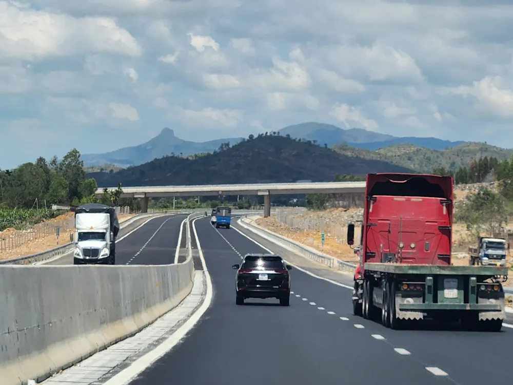 Cao tốc Phan Thiết - Dầu Giây vừa đưa vào sử dụng đã thu hút đông xe cộ lưu thông Cao tốc Phan Thiết - Dầu Giây vừa đưa vào sử dụng đã thu hút đông xe cộ lưu thông