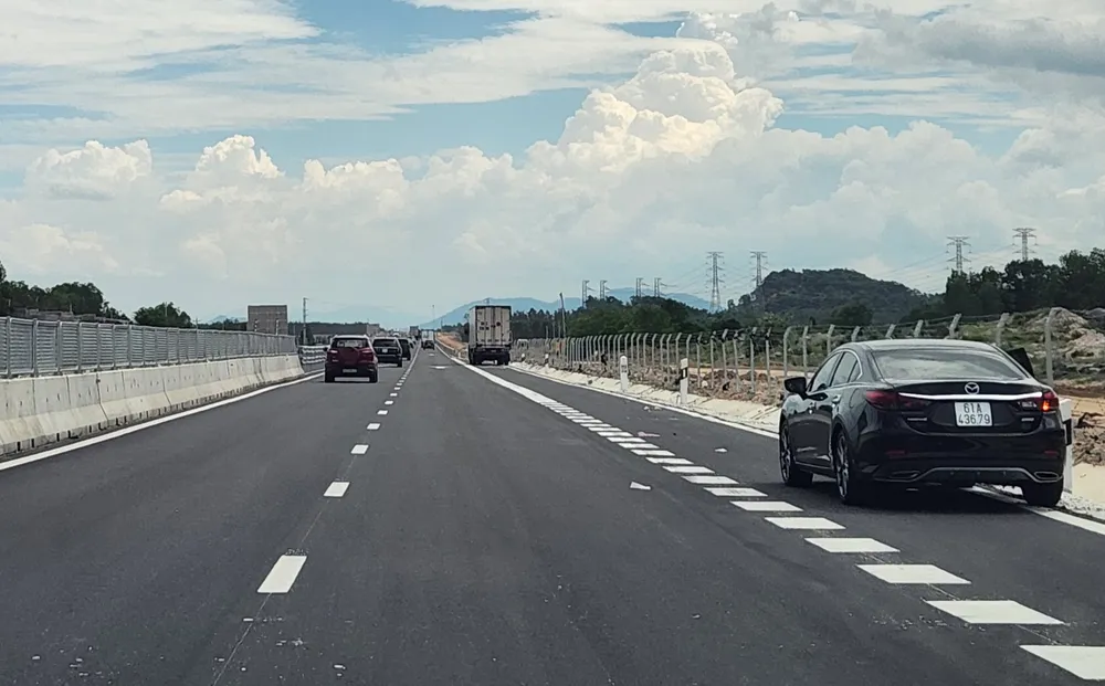 Cứ khoảng 4,5km trên cao tốc Vĩnh Hảo - Phan Thiết có một làn dừng khẩn cấp Cứ khoảng 4,5km trên cao tốc Vĩnh Hảo - Phan Thiết có một làn dừng khẩn cấp