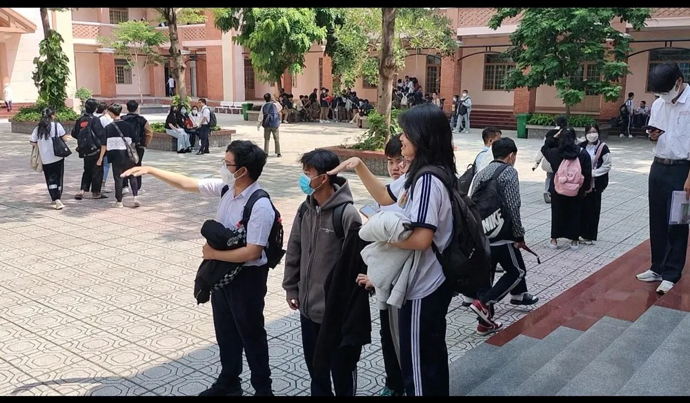 Các thí sinh đến Trường THPT Ngô Quyền làm thủ tục dự thi Các thí sinh đến Trường THPT Ngô Quyền làm thủ tục dự thi