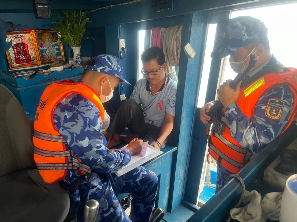 Cán bộ Đoàn Trinh sát số 2 thực thi nhiệm vụ bắt giữ tàu vi phạm. Ảnh: Đoàn Trinh sát số 2 cung cấp Cán bộ Đoàn Trinh sát số 2 thực thi nhiệm vụ bắt giữ tàu vi phạm. Ảnh: Đoàn Trinh sát số 2 cung cấp