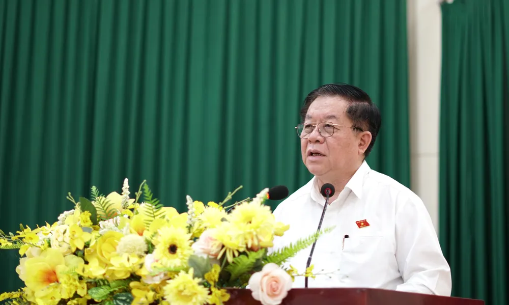 Đồng chí Nguyễn Trọng Nghĩa, Trưởng Ban Tuyên giáo Trung ương phát biểu tại buổi tiếp xúc cử tri