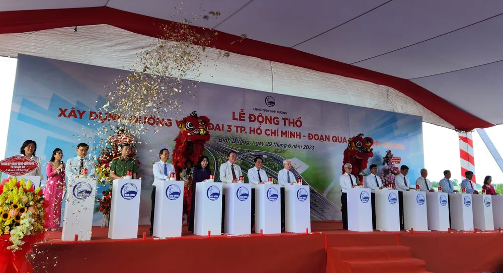 Lễ động thổ gói thầu số 2. Ảnh: VĂN PHONG