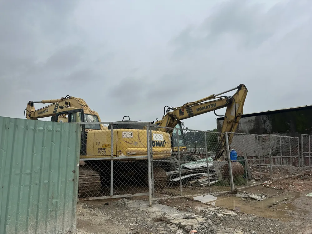 Máy múc nằm im, không thể tiếp tục thi công các hạng mục dự án