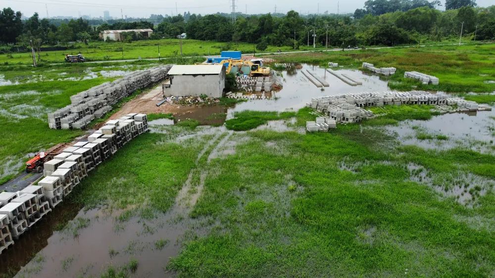 Hàng loạt cấu kiện bê tông ngập trong nước