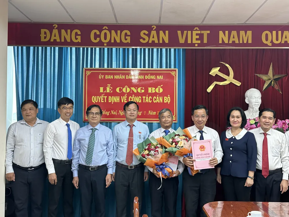 Ông Lê Quang Trung (đứng thứ 3 từ phải sang trái) tại lễ công bố quyết định về công tác cán bộ