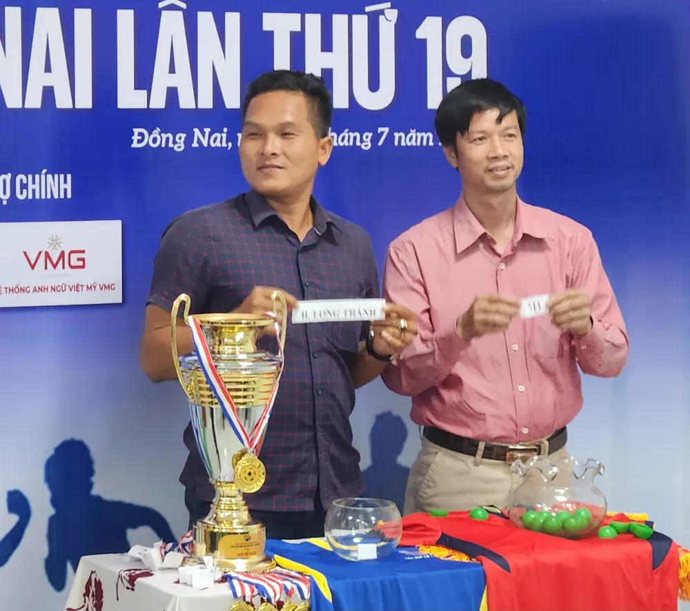 Đại diện các đội bóng bốc thăm chia bảng. Ảnh: VĂN PHONG