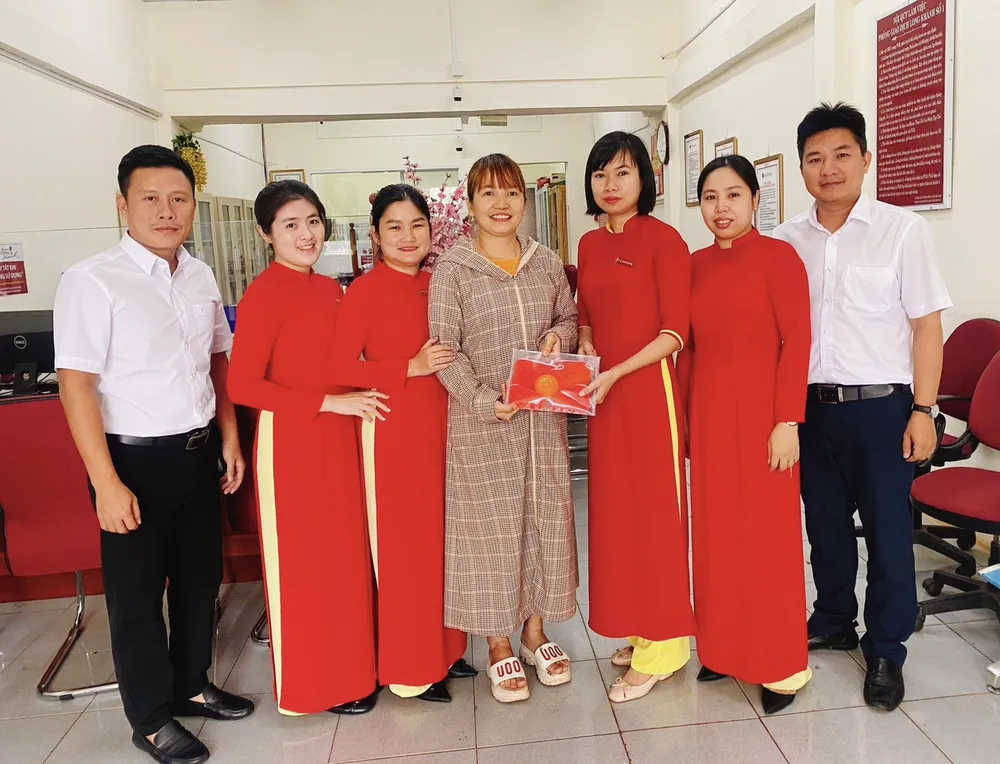 Ngân hàng Agribank chi nhánh TP Long Khánh trao trả tài sản cho khách hàng để quên Ngân hàng Agribank chi nhánh TP Long Khánh trao trả tài sản cho khách hàng để quên