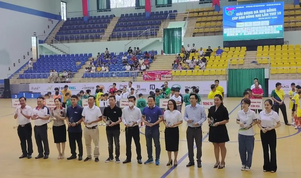 Ban Tổ chức giải tặng Kỷ niệm chương cho các nhà tài trợ Ban Tổ chức giải tặng Kỷ niệm chương cho các nhà tài trợ