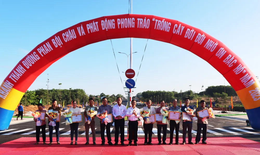 Nhiều người dân tham gia hiến đất làm đường được TP Đồng Xoài khen thưởng