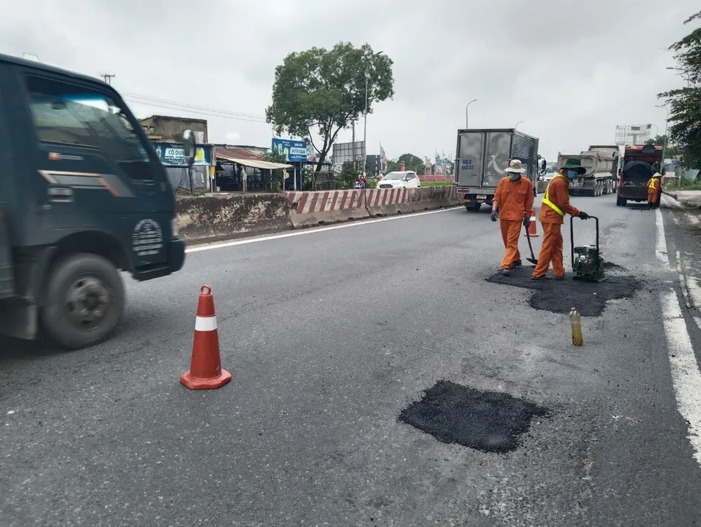 Dặm vá mặt đường hư hỏng trước Khu du lịch Sơn Tiên