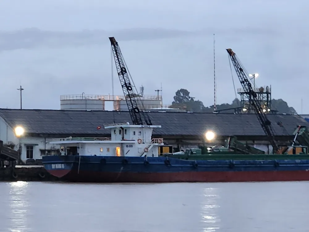 Một tàu pha sông biển (SB) đang lên hàng ở bến Quốc Hằng chiều tối ngày 25-7