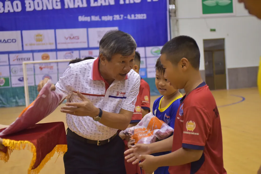 Phó Bí thư Thường trực Tỉnh ủy Hồ Thanh Sơn trao quà cho các cầu thủ nhí