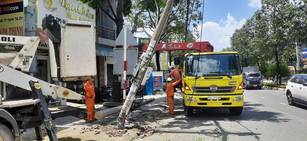 Đồng Nai: Trụ điện gãy đổ, 300 hộ dân mất điện 