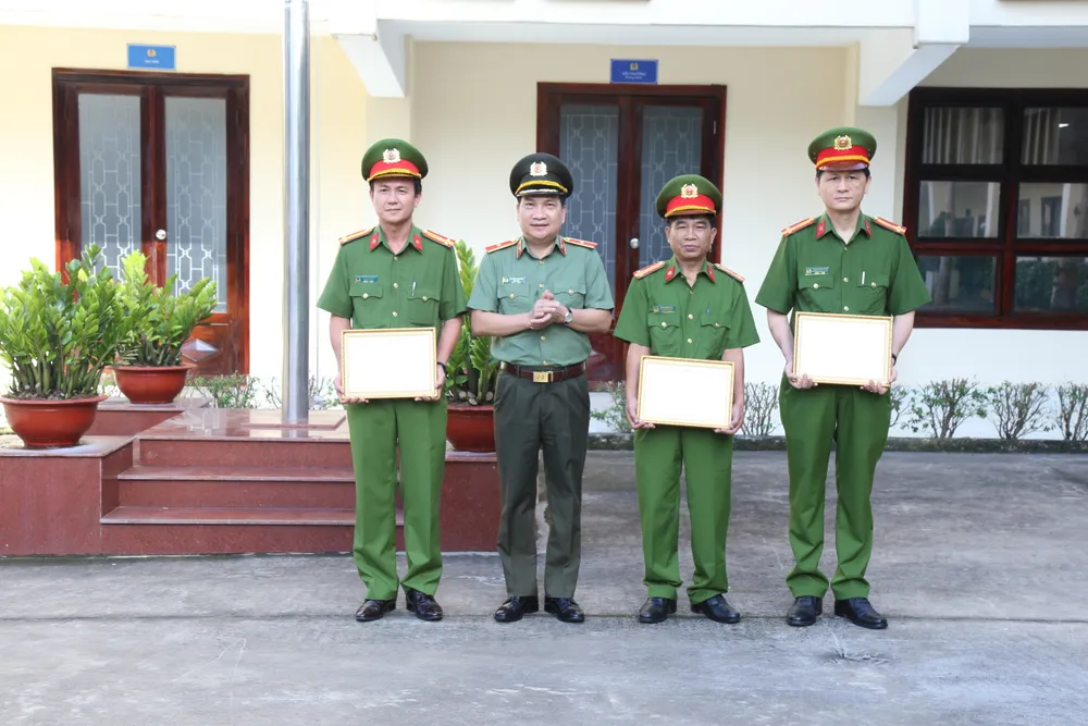 Thiếu tướng Nguyễn Sỹ Quang, Ủy viên BTV Tỉnh uỷ, Giám đốc Công an tỉnh Đồng Nai tặng Giấy khen đột xuất cho đại diện các tập thể Thiếu tướng Nguyễn Sỹ Quang, Ủy viên BTV Tỉnh uỷ, Giám đốc Công an tỉnh Đồng Nai tặng Giấy khen đột xuất cho đại diện các tập thể