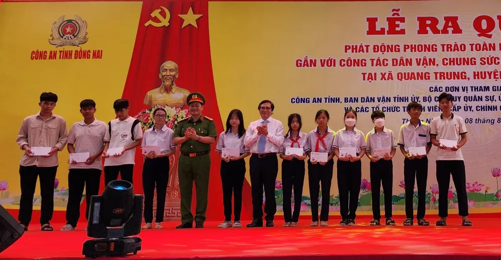 Trao học bổng cho học sinh nghèo học giỏi Trao học bổng cho học sinh nghèo học giỏi