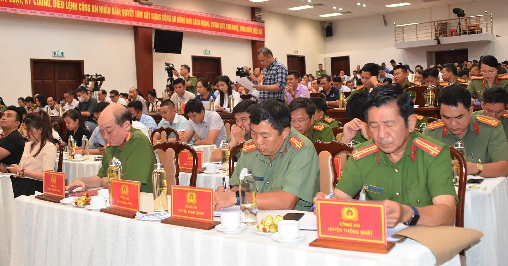 Lãnh đạo công an các huyện, TP tham dự hội nghị