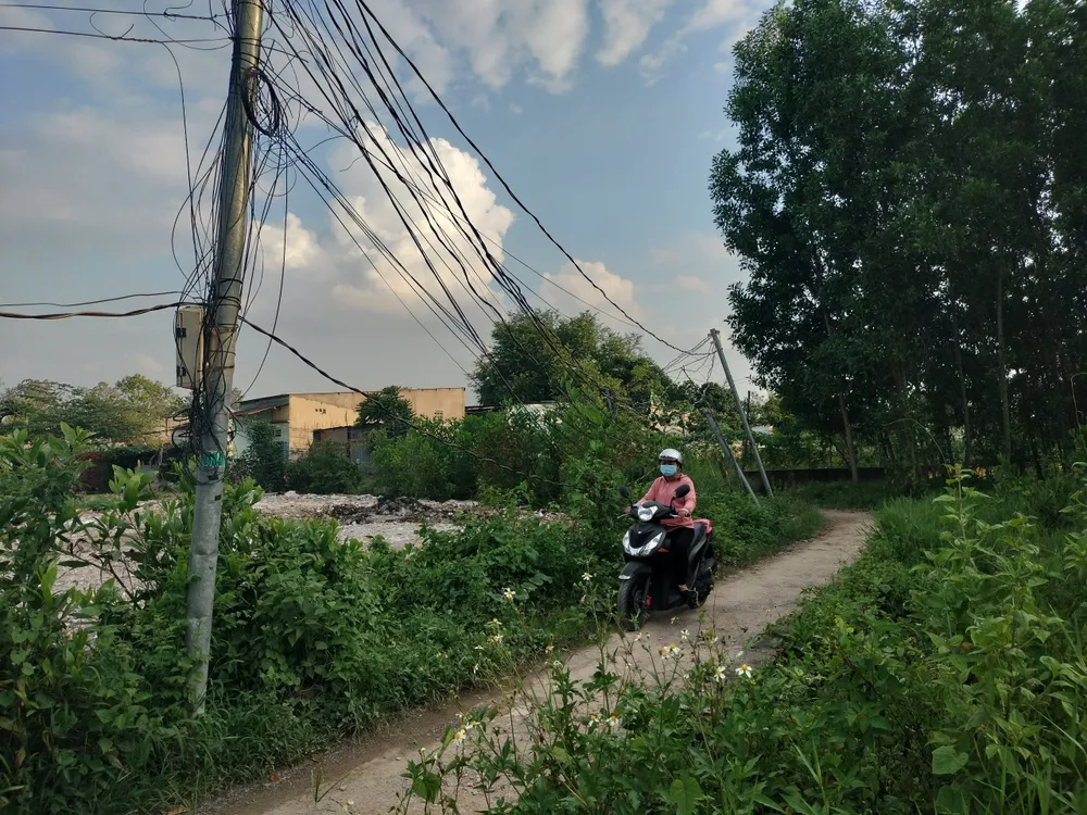 Càng đi sâu vào trong, những đường dây điện do các hộ dân bỏ tiền kéo về chằng chịt, trụ điện nghiêng ngả