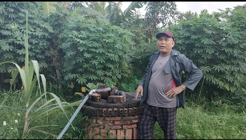 Ông Lương Thành Tây bức xúc vì nhà chỉ cách đường ống dẫn nước chừng 200m nhưng vẫn phải dùng nước giếng khoan, giếng đào