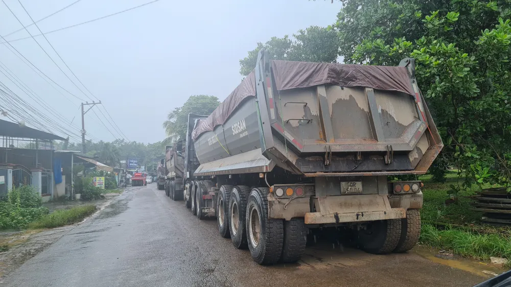 4 xe chở nhựa để đổ xuống đường bị người dân chặn lại