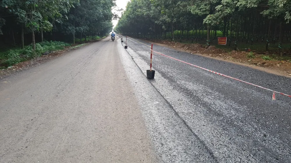 Lớp nhựa nóng dài 60m, rộng 4m sẽ bị cào bóc và thảm lại lớp mới