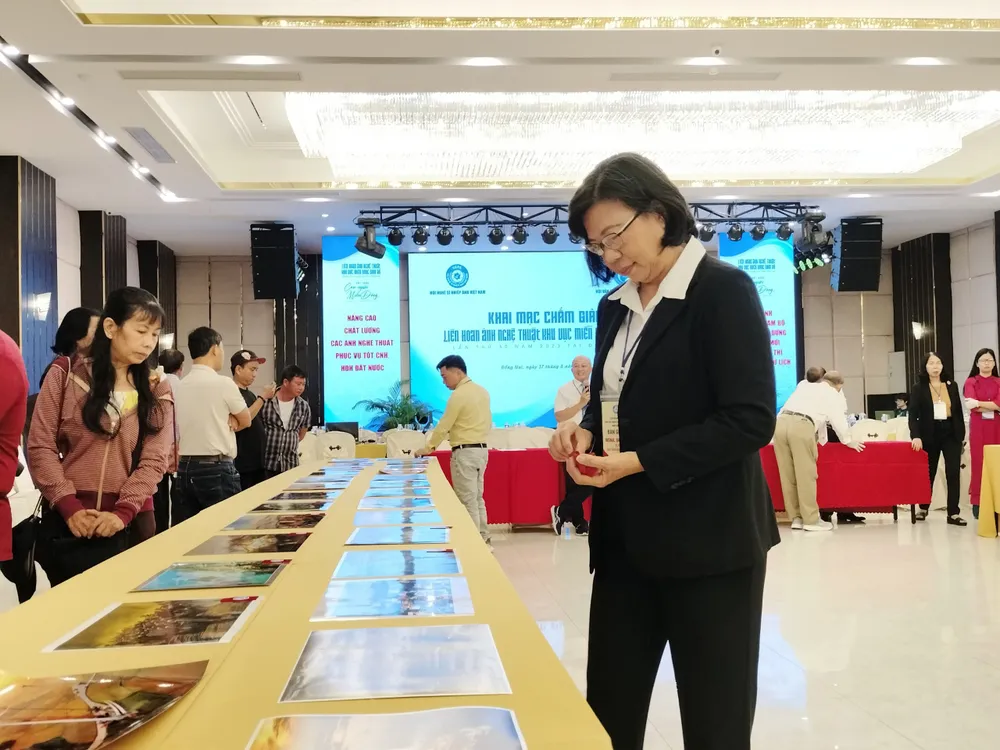 Giám khảo, Nghệ sĩ Nhiếp ảnh Đoàn Thi Thơ chấm giải Giám khảo, Nghệ sĩ Nhiếp ảnh Đoàn Thi Thơ chấm giải