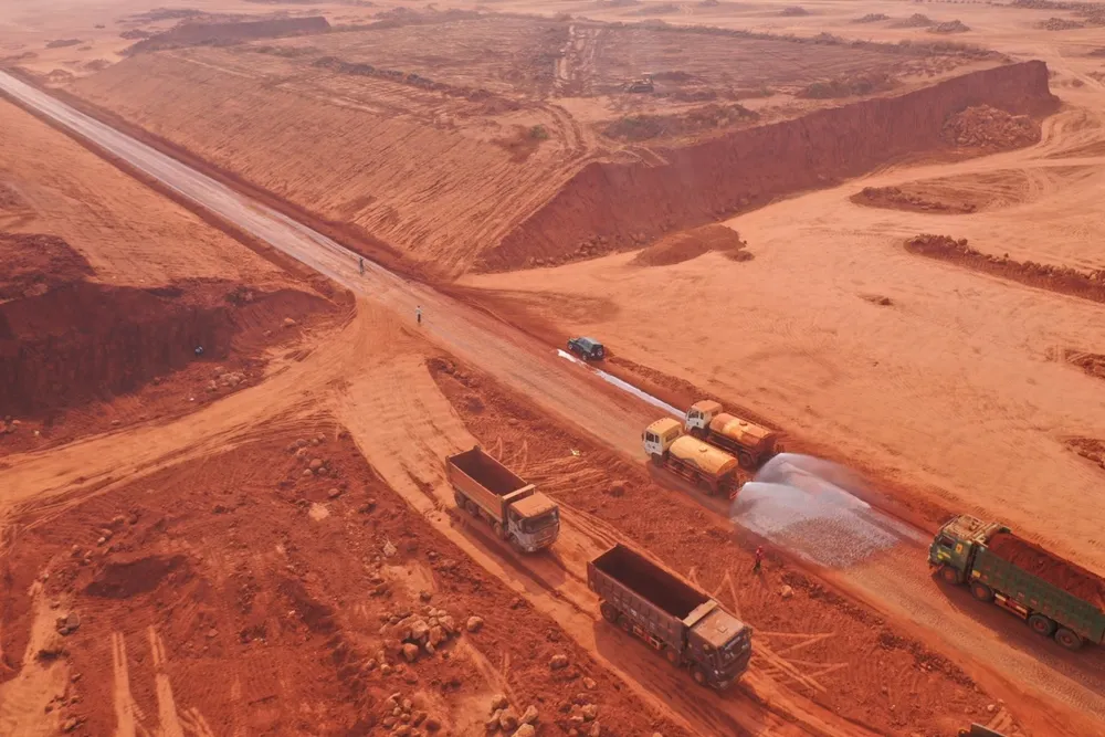 Nhà thầu đã huy động khoảng 60 xe bồn chở nước tưới cho công trình và Tổng Công ty Cảng hàng không Việt Nam (ACV) cũng tăng cường thêm 2 xe cứu hỏa chở nước Nhà thầu đã huy động khoảng 60 xe bồn chở nước tưới cho công trình và Tổng Công ty Cảng hàng không Việt Nam (ACV) cũng tăng cường thêm 2 xe cứu hỏa chở nước