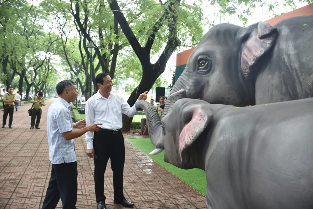 Phó Chủ tịch UBND tỉnh Đồng Nai Võ Văn Phi (bên phải) tham quan triển lãm ảnh “Tử tế với loài voi và thiên nhiên” Phó Chủ tịch UBND tỉnh Đồng Nai Võ Văn Phi (bên phải) tham quan triển lãm ảnh “Tử tế với loài voi và thiên nhiên”