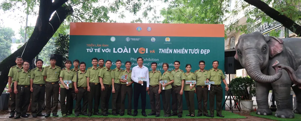 Lãnh đạo tỉnh Đồng Nai chụp hình lưu niệm với lực lượng kiểm lâm tỉnh Đồng Nai tại triển lãm Lãnh đạo tỉnh Đồng Nai chụp hình lưu niệm với lực lượng kiểm lâm tỉnh Đồng Nai tại triển lãm