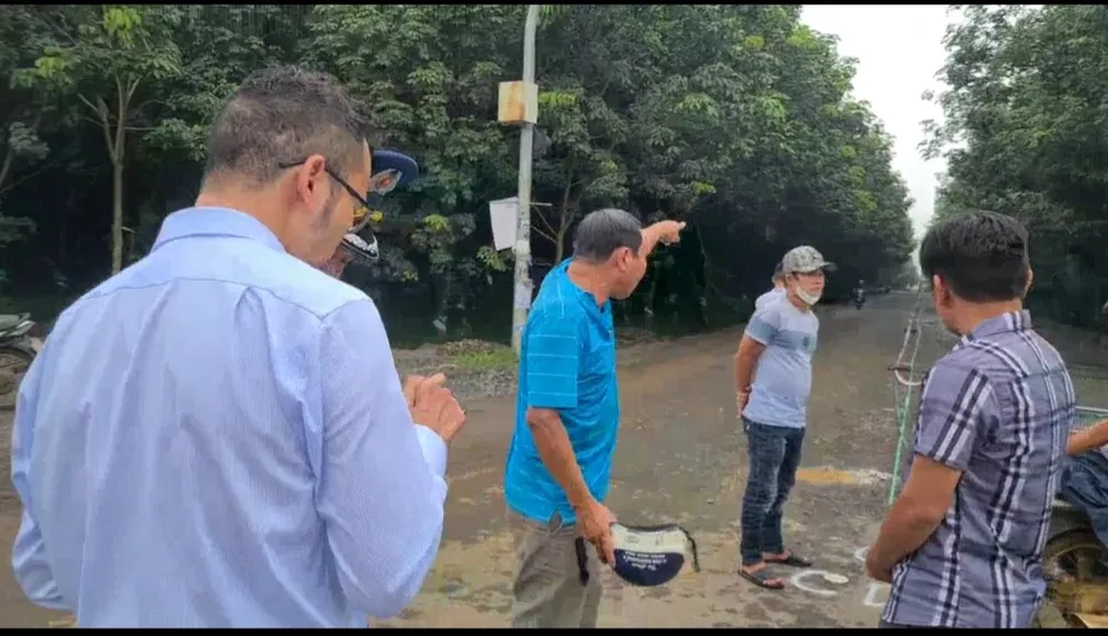 Người dân phản ứng đơn vị thi công thảm nhựa khi trời mưa Người dân phản ứng đơn vị thi công thảm nhựa khi trời mưa