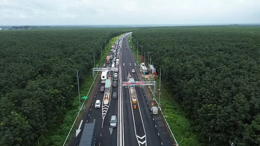 Xe ô tô phải di chuyển chậm lại tại Trạm thu phí tại đoạn qua xã Sông Nhạn Xe ô tô phải di chuyển chậm lại tại Trạm thu phí tại đoạn qua xã Sông Nhạn