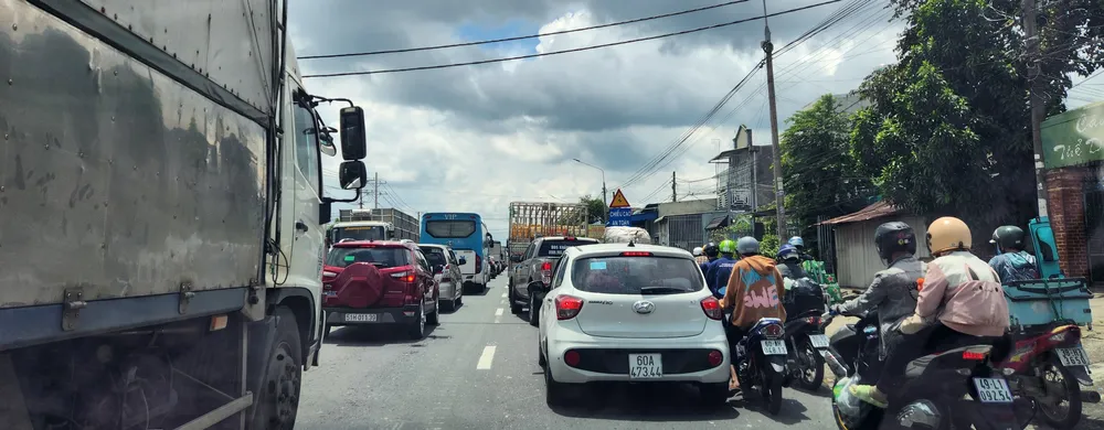 Xe cộ nối đuôi nhau trên Quốc lộ 1 đoạn qua xã Bình Minh (huyện Trảng Bom). Ảnh: VĂN PHONG Xe cộ nối đuôi nhau trên Quốc lộ 1 đoạn qua xã Bình Minh (huyện Trảng Bom). Ảnh: VĂN PHONG