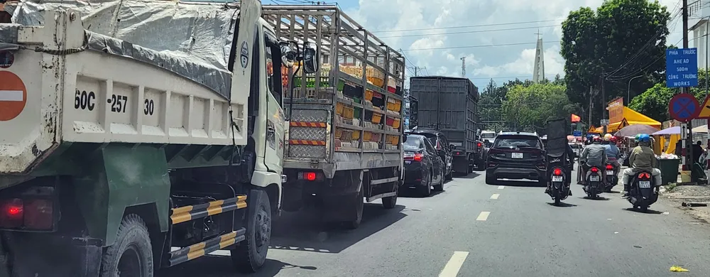 Tình trạng ùn ứ giao thông nhiều giờ xảy ra trên Quốc lộ 1 đoạn qua phường Tân Hòa (TP Biên Hòa). Ảnh: VĂN PHONG Tình trạng ùn ứ giao thông nhiều giờ xảy ra trên Quốc lộ 1 đoạn qua phường Tân Hòa (TP Biên Hòa). Ảnh: VĂN PHONG