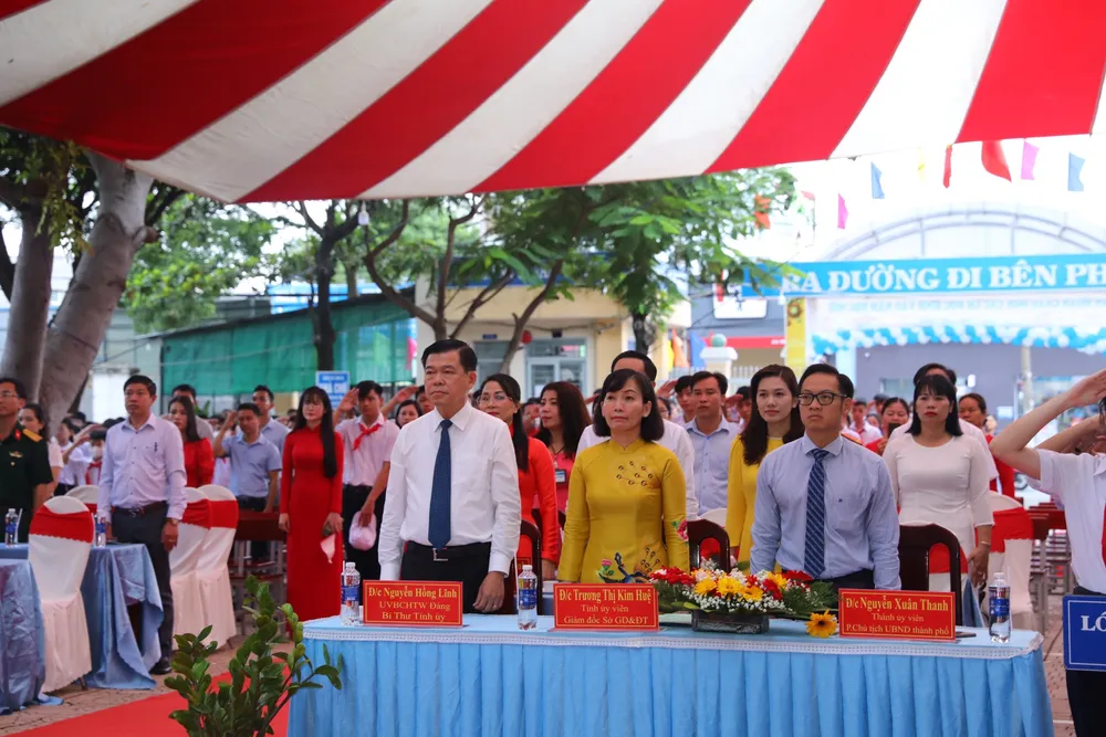 Bí thư Tỉnh ủy Đồng Nai Nguyễn Hồng Lĩnh dự lễ khai giảng năm học 2023-2024 tại Trường THCS Trảng Dài (TP Biên Hòa) Bí thư Tỉnh ủy Đồng Nai Nguyễn Hồng Lĩnh dự lễ khai giảng năm học 2023-2024 tại Trường THCS Trảng Dài (TP Biên Hòa)