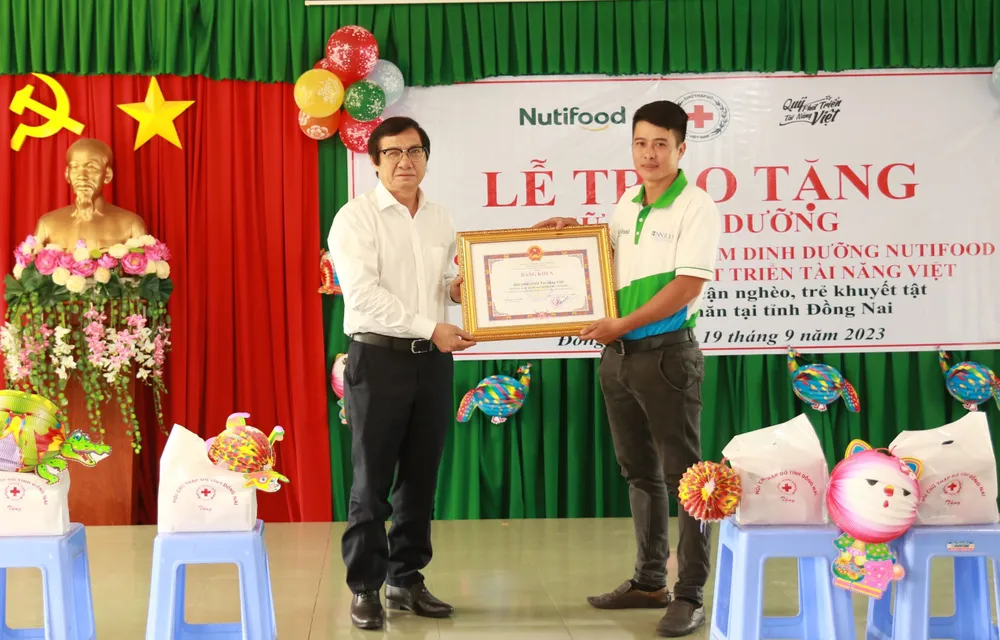 Ông Nguyễn Sơn Hùng, Phó Chủ tịch UBND tỉnh Đồng Nai trao Bằng khen của UBND tỉnh Đồng Nai cho Quỹ phát triển tài năng Việt đã có thành tích xuất sắc trong hoạt động nhân đạo từ thiện và các phong trào chữ thập đỏ năm 2022. Ông Nguyễn Sơn Hùng, Phó Chủ tịch UBND tỉnh Đồng Nai trao Bằng khen của UBND tỉnh Đồng Nai cho Quỹ phát triển tài năng Việt đã có thành tích xuất sắc trong hoạt động nhân đạo từ thiện và các phong trào chữ thập đỏ năm 2022.