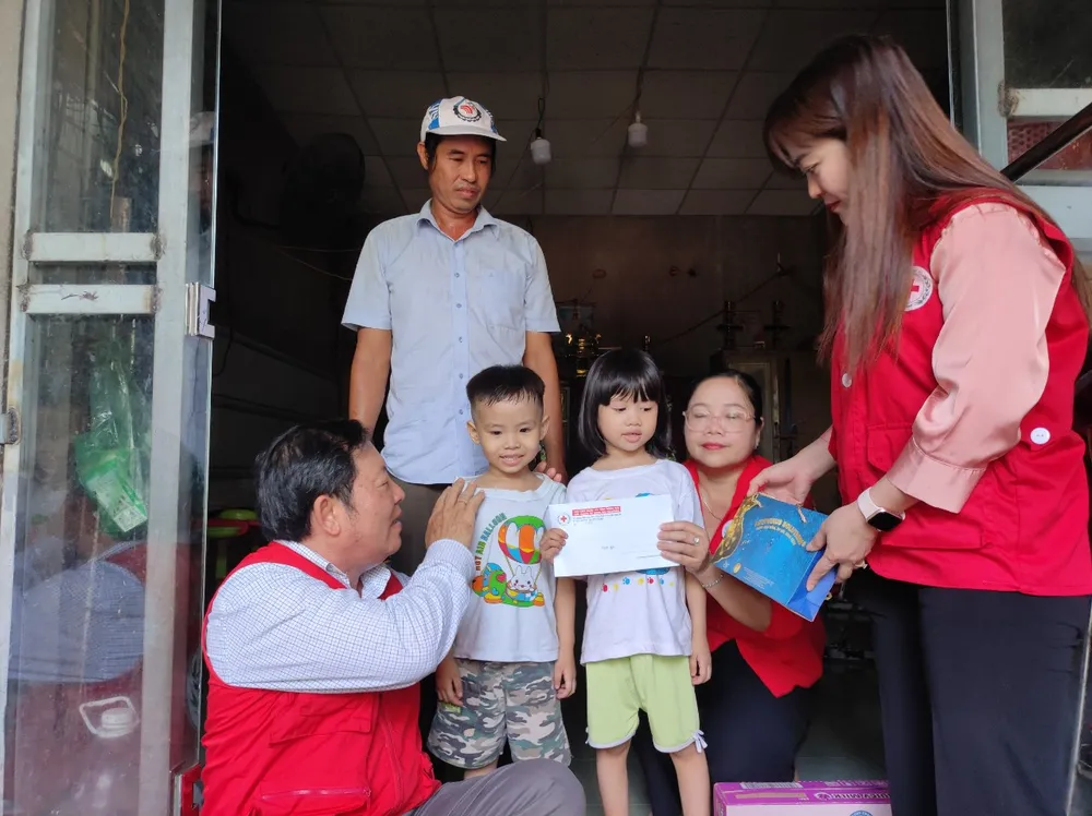 Thăm và trao quà cho gia đình có trẻ em khuyết tật ở phường Bửu Hòa (TP Biên Hòa) Thăm và trao quà cho gia đình có trẻ em khuyết tật ở phường Bửu Hòa (TP Biên Hòa)