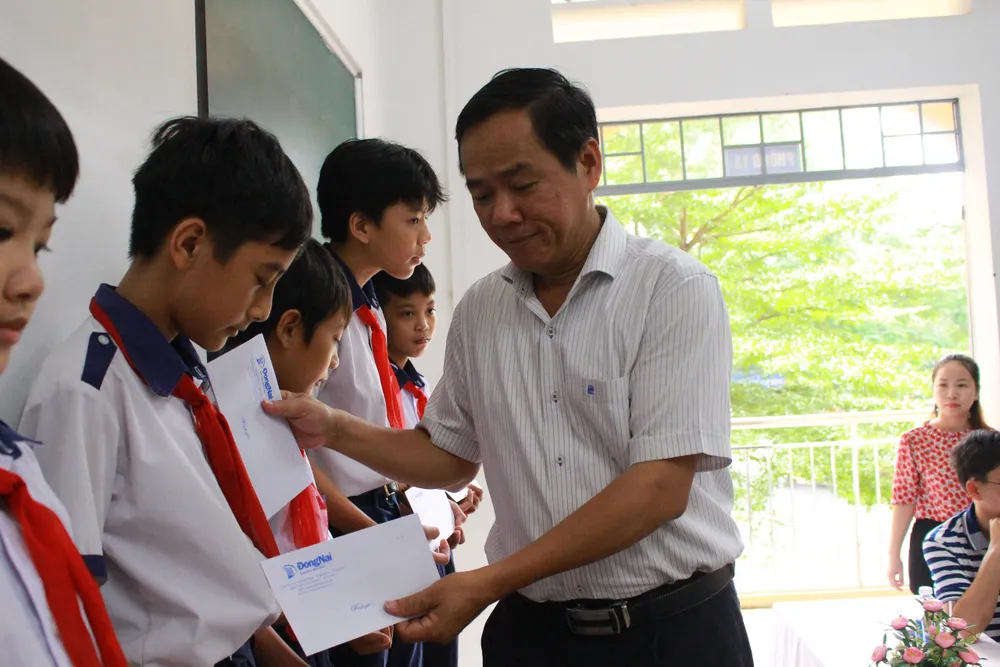 Nhà báo Đinh Kim Tuấn, Phó Tổng biên tập Báo Đồng Nai trao học bổng cho học sinh có hoàn cảnh khó khăn Nhà báo Đinh Kim Tuấn, Phó Tổng biên tập Báo Đồng Nai trao học bổng cho học sinh có hoàn cảnh khó khăn