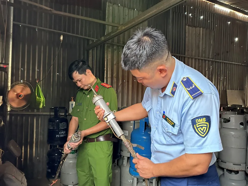 Lực lượng chức năng kiểm tra điểm chiết gas trái phép