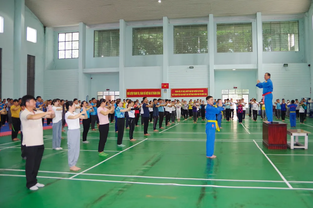 Huấn luyện võ thuật cho cán bộ, giáo viên