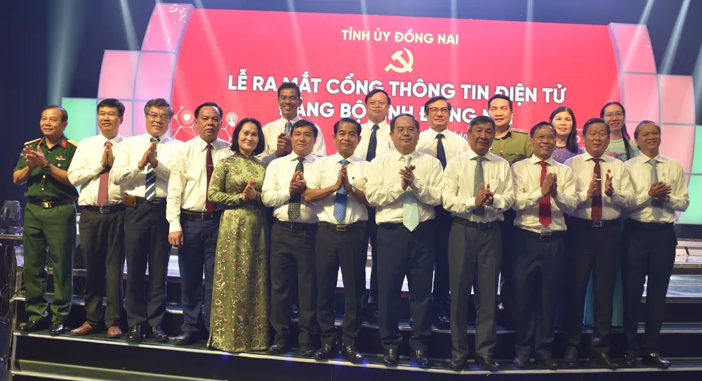 Các đại biểu chụp hình lưu niệm tại Lễ ra mắt Cổng thông tin Đảng bộ tỉnh Đồng Nai Các đại biểu chụp hình lưu niệm tại Lễ ra mắt Cổng thông tin Đảng bộ tỉnh Đồng Nai