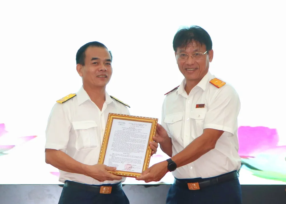 Phó Tổng Cục trưởng Tổng cục Thuế Đặng Ngọc Minh (phải) trao quyết định bổ nhiệm cho tân Phó Cục trưởng Cục Thuế tỉnh Đồng Nai Nguyễn Văn Viện Phó Tổng Cục trưởng Tổng cục Thuế Đặng Ngọc Minh (phải) trao quyết định bổ nhiệm cho tân Phó Cục trưởng Cục Thuế tỉnh Đồng Nai Nguyễn Văn Viện