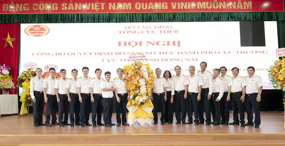 Các đại biểu chúc mừng Tân Phó Cục trưởng Cục Thuế tỉnh Đồng Nai Các đại biểu chúc mừng Tân Phó Cục trưởng Cục Thuế tỉnh Đồng Nai