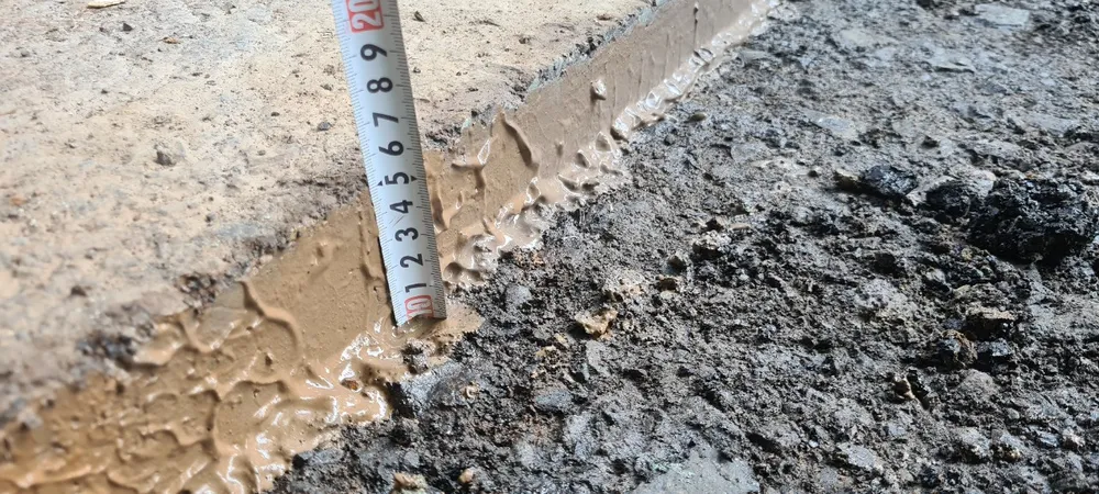 Độ dày của lớp bê tông nhựa nóng có chỗ chỉ 4,5cm, trong khi đó, hồ sơ công trình dày 6cm Độ dày của lớp bê tông nhựa nóng có chỗ chỉ 4,5cm, trong khi đó, hồ sơ công trình dày 6cm