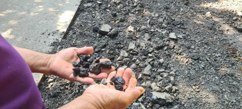 Dùng tay bóp nhẹ thì lớp bê tông nhựa nóng vỡ vụn Dùng tay bóp nhẹ thì lớp bê tông nhựa nóng vỡ vụn