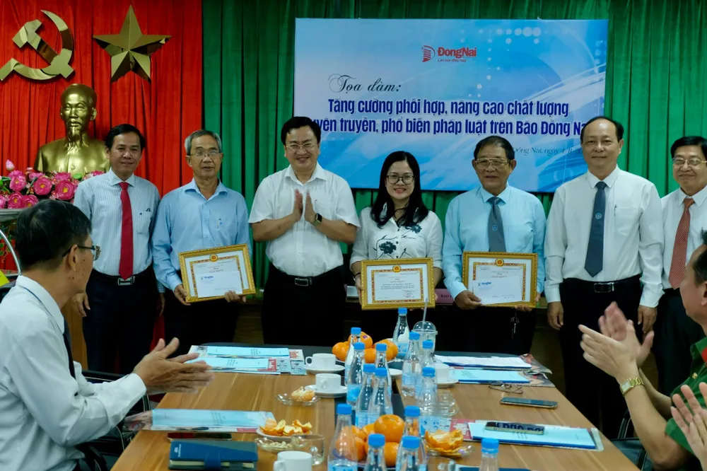 Trao quyết định khen thưởng cho 1 tập thể và 2 cá nhân đã có nhiều thành tích trong công tác tuyên truyền, phổ biến pháp luật trên Báo Đồng Nai Trao quyết định khen thưởng cho 1 tập thể và 2 cá nhân đã có nhiều thành tích trong công tác tuyên truyền, phổ biến pháp luật trên Báo Đồng Nai