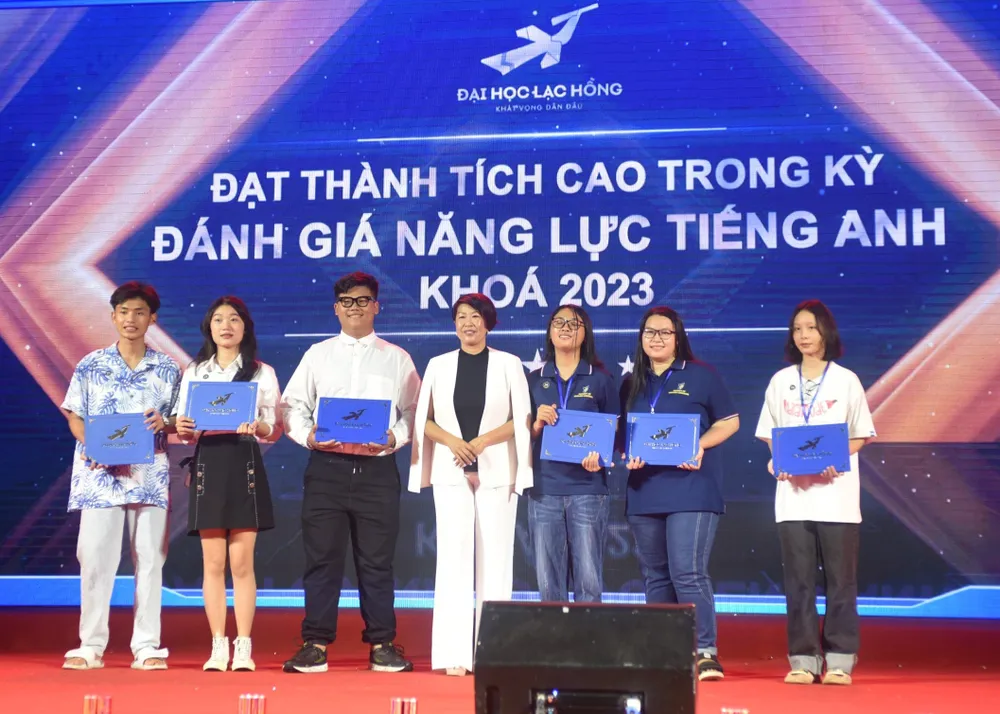 Trao học bổng cho sinh viên đạt thành tích cao trong đánh giá năng lực Tiếng Anh Trao học bổng cho sinh viên đạt thành tích cao trong đánh giá năng lực Tiếng Anh