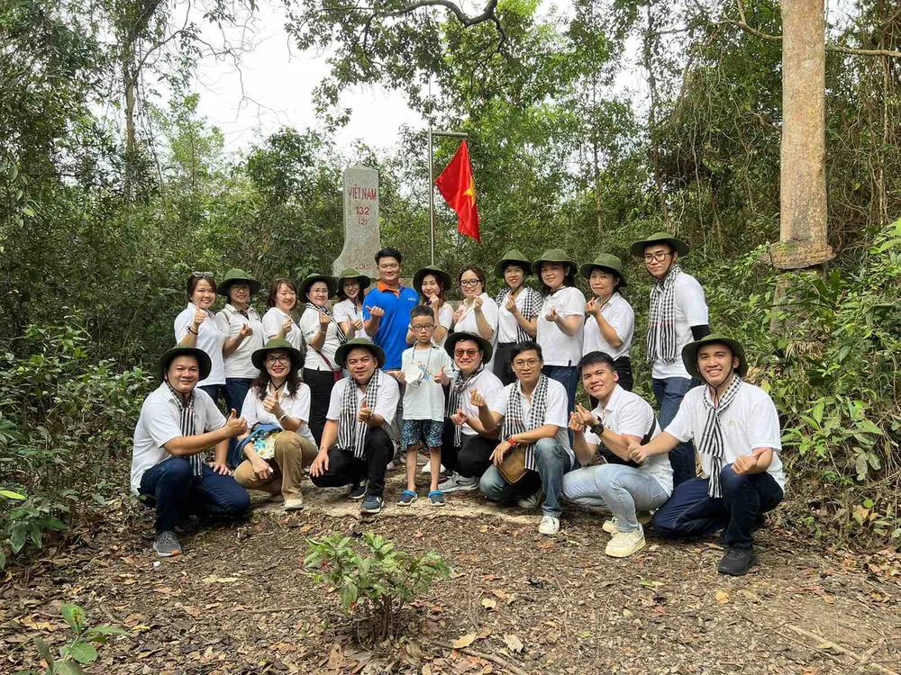 Du khách chụp ảnh lưu niệm bên cột mốc biên giới với Campuchia ở Vườn quốc gia Lò Gò - Xa Mát Du khách chụp ảnh lưu niệm bên cột mốc biên giới với Campuchia ở Vườn quốc gia Lò Gò - Xa Mát