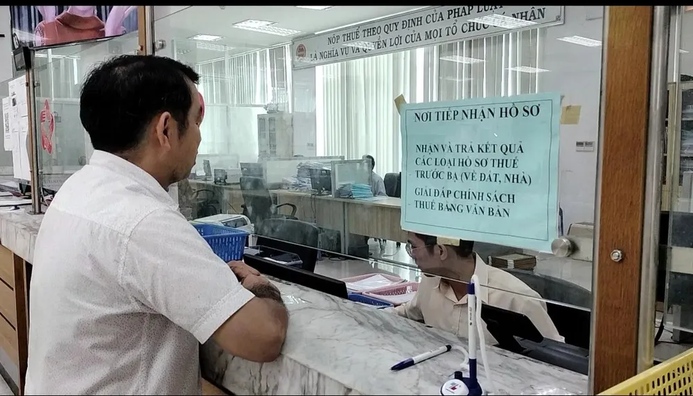 Người dân đến nghe giải đáp chính sách thuế nhà, đất Người dân đến nghe giải đáp chính sách thuế nhà, đất